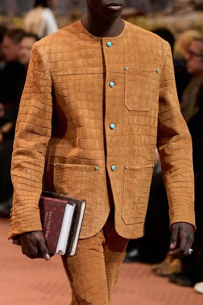 Look 23